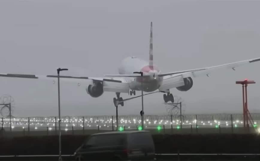 Αέρας κάνει αεροπλάνο να μοιάζει… χάρτινο κατά τη διάρκειας της προσγείωσης