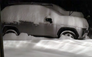 Timelapse δείχνει πώς η χιονόπτωση σχεδόν εξαφανίζει αυτοκίνητο