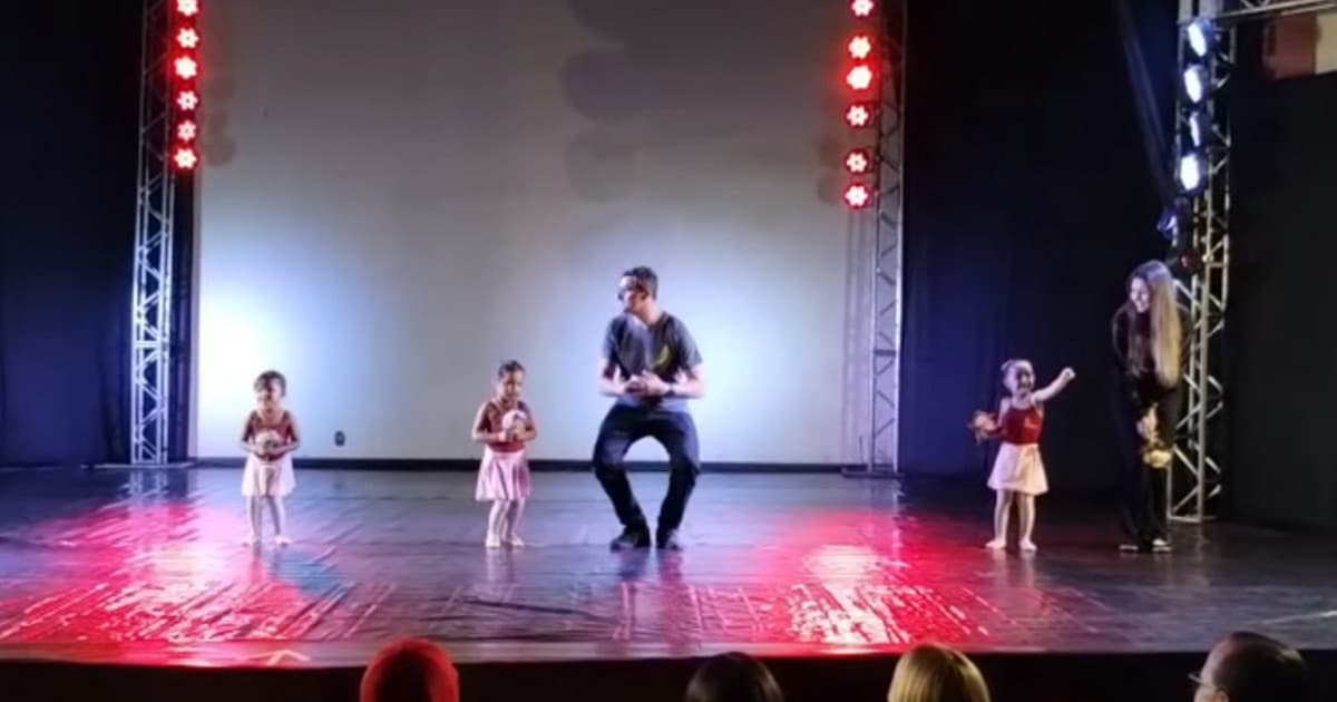 Μπαμπάς βοηθάει την ντροπαλή κόρη του σε χορό μπαλέτου πάνω στη σκηνή
