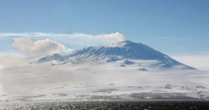 Το ενεργό ηφαίστειο στην Ανταρκτική που εκτοξεύει μικροσκοπικούς κρυστάλλους χρυσού αξίας 6.000 δολαρίων την ημέρα