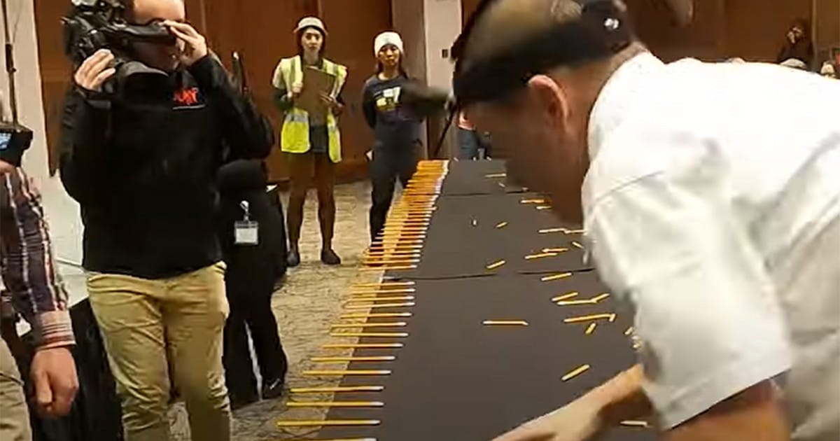 Έσπασε 110 μολύβια σε ένα λεπτό και κατέκτησε το ρεκόρ Γκίνες